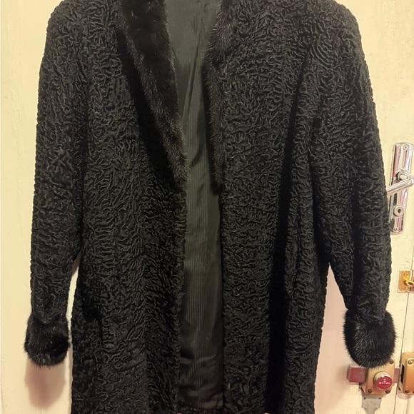 🆕 Elegant Black Genuine Fur Coat - Picture 4 of 13